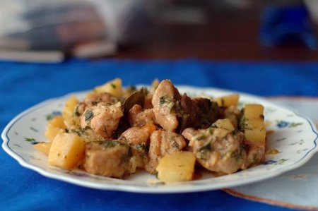 Грудка индейки с грибами и картофелем в мультиварке