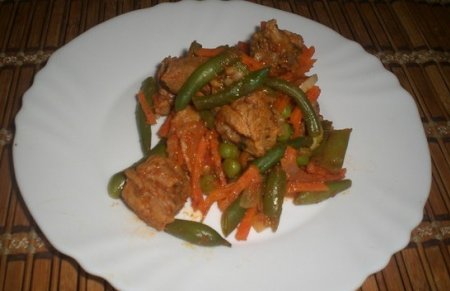 Острая индейка с овощами, тушенная в мультиварке