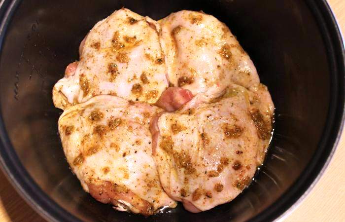 Рецепт Куриные бедра с макаронами в мультиварке шаг-5